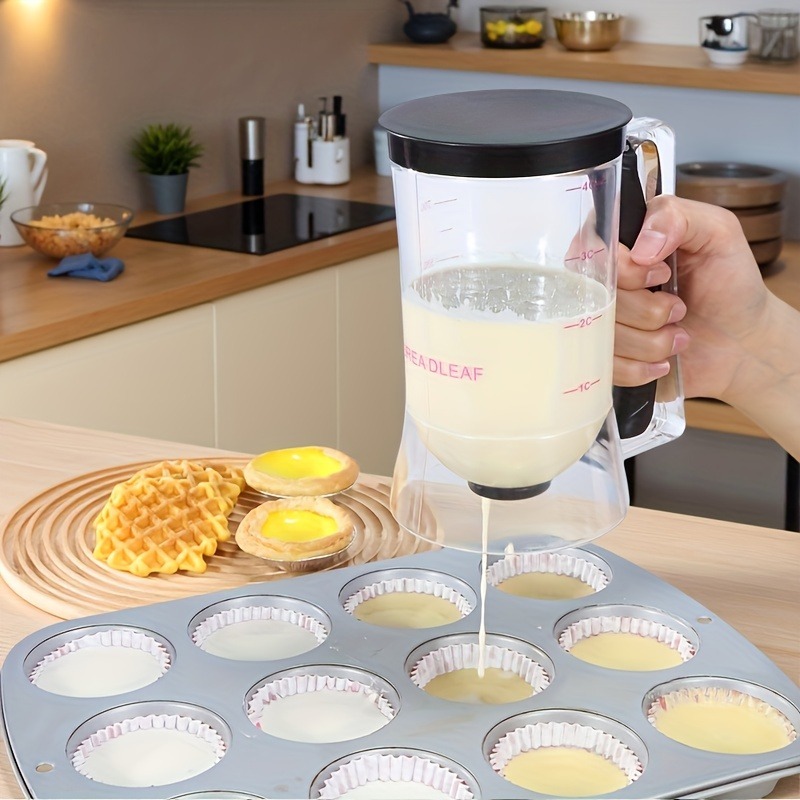 Kitchen Baking Essentials - 多目的手持ちプラスチック製生地ディスペンサー 計量カップ付き ノンスティック 省スペース 簡単洗浄 注ぎ口漏斗