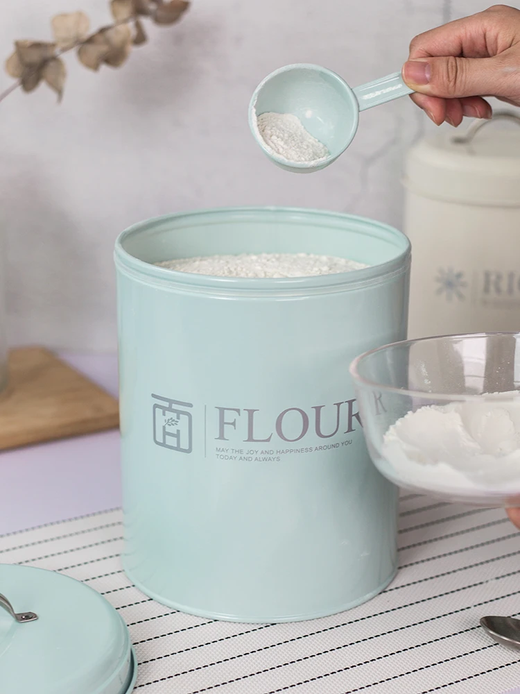 Kitchen Baking Storage Containers - ラウンドタイプベーキング小麦粉保存容器キッチン米粒粉末金属ボックス食品ビン家の装飾食品オーガナイザースプーン付き